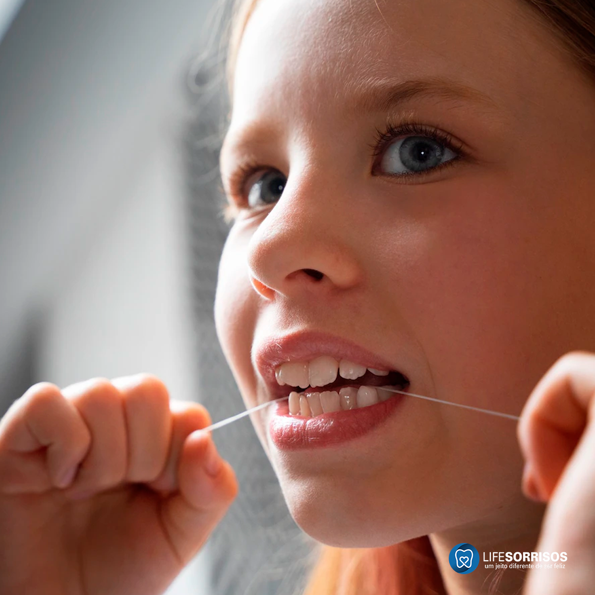 o dente do meu filho está mole, posso amarrar um fio dental e puxa lo