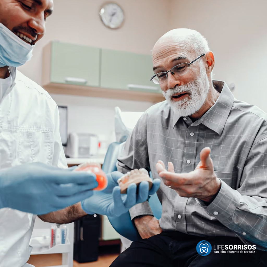 quem usa dentadura ou prótese móvel há muitos anos pode colocar implante