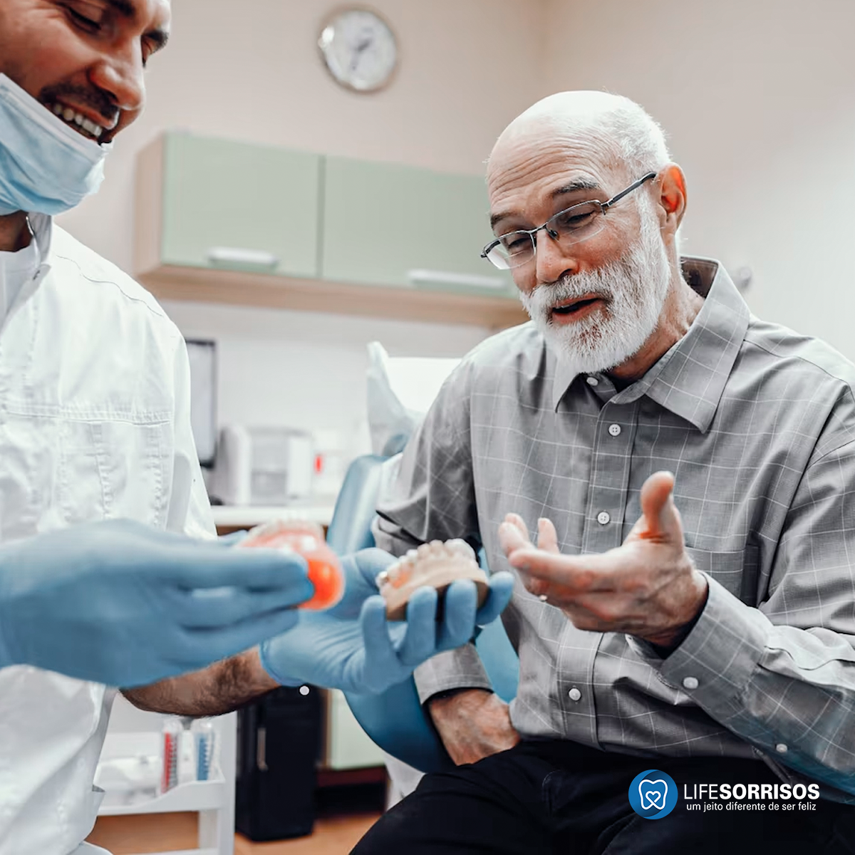 quem usa dentadura ou prótese móvel há muitos anos pode colocar implante